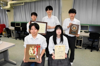 全国大会に出場する森大輝さん（前列左）と近畿大会の参加メンバーたち＝和田山高校