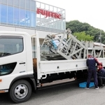 トラックにバイオディーゼル燃料を給油する業者のスタッフたち＝豊岡市日高町宵田