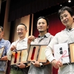 植村直己冒険賞を受賞した（左から）山田高司さん、高野秀行さん、田中彰さん、大西良治さん＝豊岡市日高町祢布