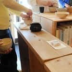 認知症患者と家族の「一体的支援プログラム」で、お茶を楽しむ参加者たち＝豊岡市中央町