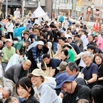 「よいしょ、よいしょ」のかけ声で綱を引っ張る下組＝新温泉町湯