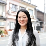三足のわらじでドーナツを販売する杉本絵里奈さん＝豊岡市寿町