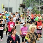 小代を駆けるランナーたち＝香美町小代区城山