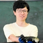 トラフグの陸上養殖に取り組む中村峻さん＝朝来市和田山町和田