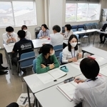 町の人口減少対策について話し合うプロジェクトチームのメンバーら＝新温泉町役場