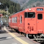 昨春のダイヤ改正で削減された朝９時台の豊岡行き列車。沿線の宿泊施設に実施したアンケートで影響の大きさが浮き彫りに＝ＪＲ柴山駅（昨年３月２７日撮影）