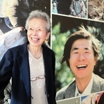 植村直己さんのパネル写真の前で満面の笑みを見せる妻公子さん＝豊岡市日高町、植村直己冒険館