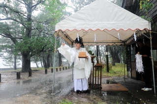雨の中で執り行われた海開きの神事＝香美町香住区訓谷