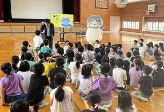 児童たちから質問を受けるマル＝広谷小学校