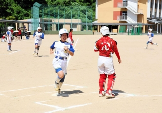 ソフトボール決勝、序盤に大量点を挙げ優位に立った八鹿青渓＝養父市八鹿町九鹿