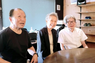 （左から）講演した廣江研さんと、植村直己さんの妻公子さん、平田オリザさん＝江原河畔劇場