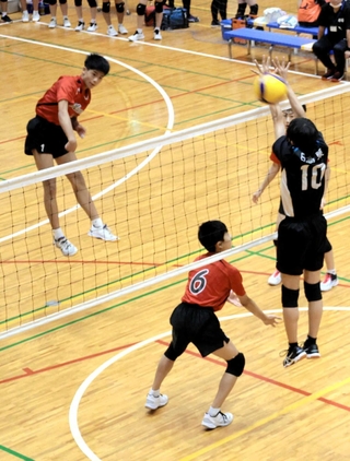 バレー男子トーナメントで、熱戦を繰り広げた村岡と日高東の選手たち＝豊岡市出石町弘原