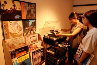 ビートルズなどの名盤を試聴できる＝新温泉町浜坂