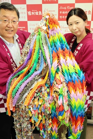 湯村温泉観光協会が広島に届ける千羽鶴＝新温泉町湯
