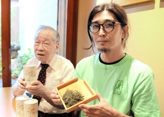 限定復刻された伊津師乙女茶を手にする森垣利明さん（左）と岡田圭輔さん＝豊岡市出石町