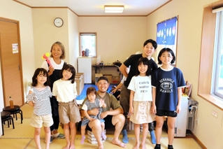 畑中もゆるさん（左奥）が開設した「大笹みんなのこども食堂」＝香美町村岡区大笹
