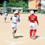 ソフトボール決勝、序盤に大量点を挙げ優位に立った八鹿青渓＝養父市八鹿町九鹿