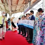 城崎温泉を訪れた観光客らを出迎える関係者ら＝豊岡市城崎町今津