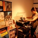 ビートルズなどの名盤を試聴できる＝新温泉町浜坂