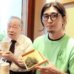 限定復刻された伊津師乙女茶を手にする森垣利明さん（左）と岡田圭輔さん＝豊岡市出石町