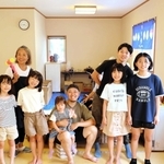 畑中もゆるさん（左奥）が開設した「大笹みんなのこども食堂」＝香美町村岡区大笹