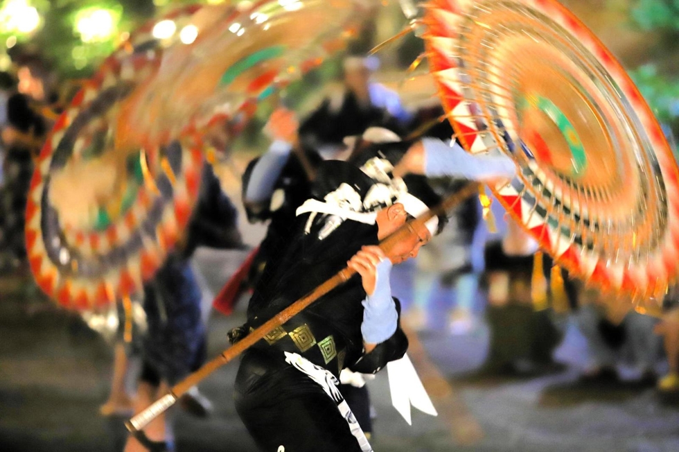 巧みな傘回し、鈴の音「シャン、シャン」 先祖を供養「海上傘踊」勇壮