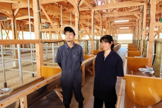 「アパート牛舎第３団地」で８月から但馬牛を飼育する村田瑞樹さん（右）と奥澤佑太さん＝新温泉町丹土