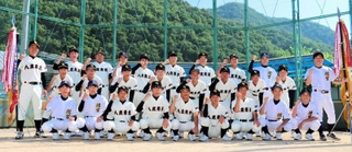 近畿大会出場を決めた八鹿青渓中と関宮学園の軟式野球部合同チーム＝養父市八鹿町九鹿