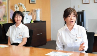 ＪＩＣＡ海外協力隊で派遣される清水彩音（左）さんと、寺田和美さん＝豊岡市役所