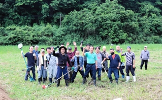 豊岡湿地隊の活動開始を受け、草刈りに協力した豊岡市日撫の住民たち＝同市日撫