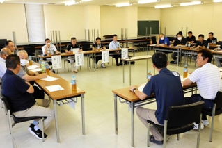但馬漁協の松葉ガニのタグの取り扱いについて報告した会議＝但馬漁協本所