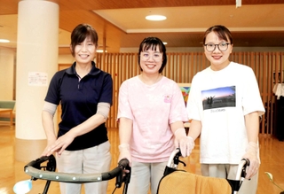 楽々むらで働く（右から）グエン・ティ・ハインさん、ター・ティ・ゴック・トゥイさんと、受け入れ担当の大塚はるみさん＝豊岡市城崎町楽々浦