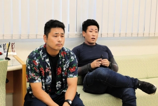 窓口で不当要求を繰り返す男性に扮する美方署員＝但馬信用金庫香住支店
