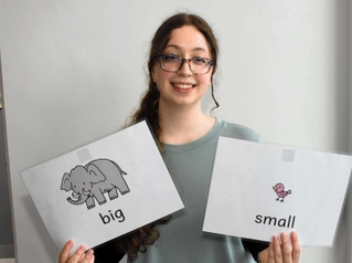 授業で使った手作りの教材を持つローレル・オブライエンさん＝朝来市和田山町東谷