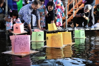 地元の子どもたちが灯籠を流し始めた＝豊岡市城崎町湯島