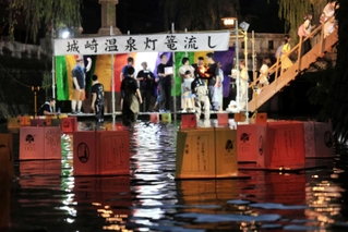 地元の子どもたちが灯ろうを流し始めた＝豊岡市城崎町湯島