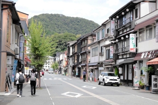 閑散とした城崎温泉街＝３０日午後、豊岡市城崎町湯島