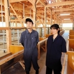 「アパート牛舎第３団地」で８月から但馬牛を飼育する村田瑞樹さん（右）と奥澤佑太さん＝新温泉町丹土
