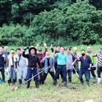 豊岡湿地隊の活動開始を受け、草刈りに協力した豊岡市日撫の住民たち＝同市日撫