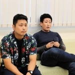 窓口で不当要求を繰り返す男性に扮する美方署員＝但馬信用金庫香住支店