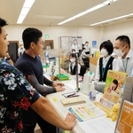 窓口で不当要求を繰り返す男性２人に対応する訓練＝但馬信用金庫香住支店