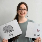 授業で使った手作りの教材を持つローレル・オブライエンさん＝朝来市和田山町東谷