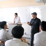 教材映像の収録で教壇に立つ二階堂ふみさんと、演技指導する深田晃司監督（右奥から２人目）ら＝豊岡総合高校