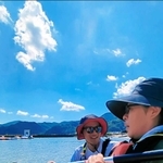 インストラクターの齋藤浩司さん（奥）から、パドルのさばき方などを教わる河合美智子さん＝豊岡市竹野町（河合さん提供）