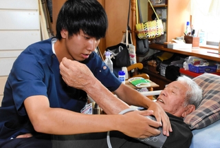訪問診療を体験する自治医科大生の勝部望夢さん＝朝来市内