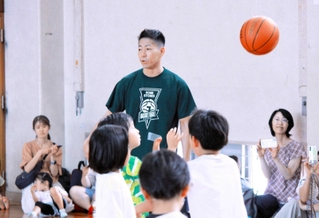 神戸ストークスによるバスケットボール教室の様子（神戸ストークス提供）