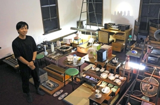 復興建築の一つ「豊岡画廊」を舞台にした現代美術を披露している鈴木泰人さん＝豊岡市元町