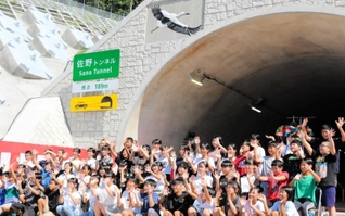 コウノトリのレリーフの除幕式に参加した児童たち＝豊岡市佐野