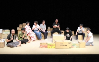 豊岡市民らがプロの俳優と共演する「プラッツ市民演劇プロジェクト」が１５、１６の両日、新作「空き家」を豊岡市民プラザ（豊岡市大手町）で上演する。同プラザ開館２０周年を記念し、関西演劇界の雄「南河内万歳一座」を率いる劇作家内藤裕敬さん（６４）が、豊岡を題材にした新作を４年ぶりに書き下ろした。「豊岡演劇祭２０２４」の公式プログラムで、関係者らは「地元愛にあふれ、何度も見たくなる作品」とＰＲし、本番に向けて稽古を重ねる。（阿部江利）
