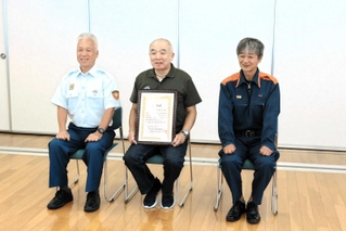 初期消火で感謝状を受けた谷口恭弘さん＝美方広域消防本部